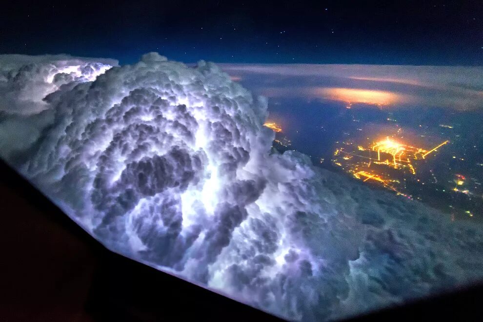 Необыкновенное зрелище. Кристиан Ван Хейст. Северное сияние из кабины пилота. Гроза вид с самолета. Гроза из космоса.