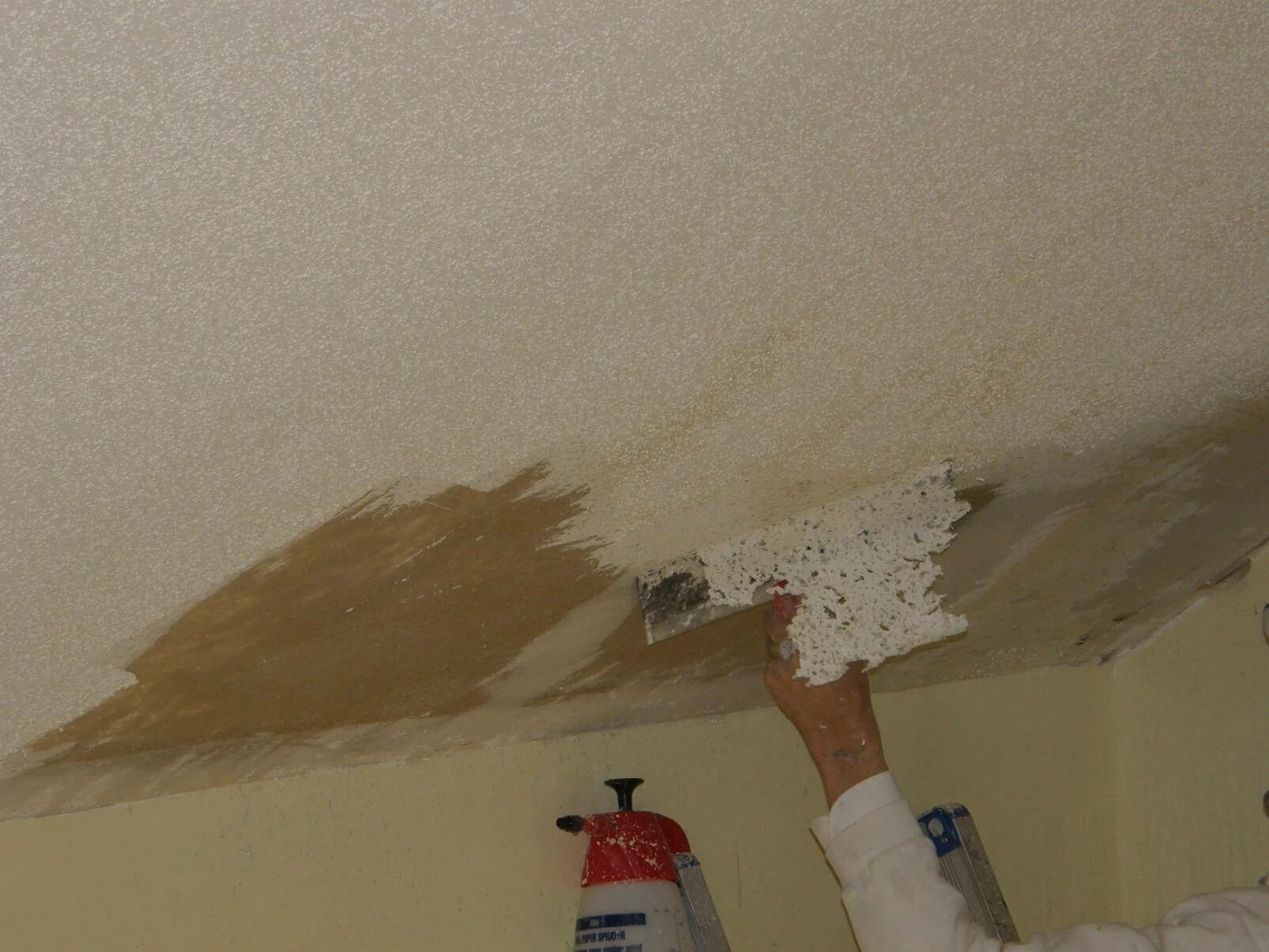 После покраски потолка. Побелка потолка. Побеленный потолок. Подготовка поверхности потолка. Потолок без побелки.