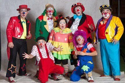 весёлые клоуны. смешной клоун. 2 клоуна. скоморохи спектакль. клоун.