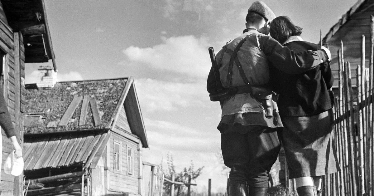 Девушка провожает солдата. Девушка провожает на войну. А мой идет на войну. А мой идет на войну. Стих мой брат ушел на войну.