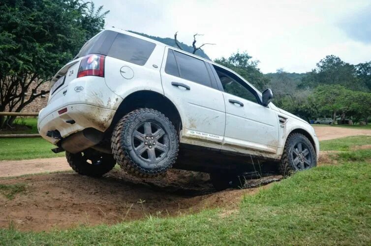 Диски на ленд ровер фрилендер 2. Шины land rover freelander. Шины land rover freelander. Ленд ровер фрилендер 1 на грязевой резине. Ленд ровер фрилендер 2000.