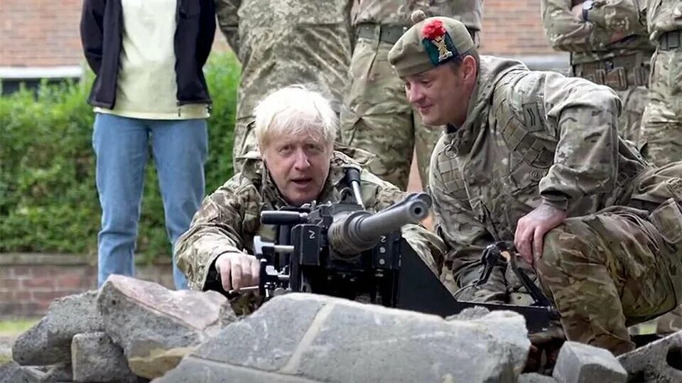 Сбежали в англию. Джонсон на полигоне. Британские артснаряды на Украине.