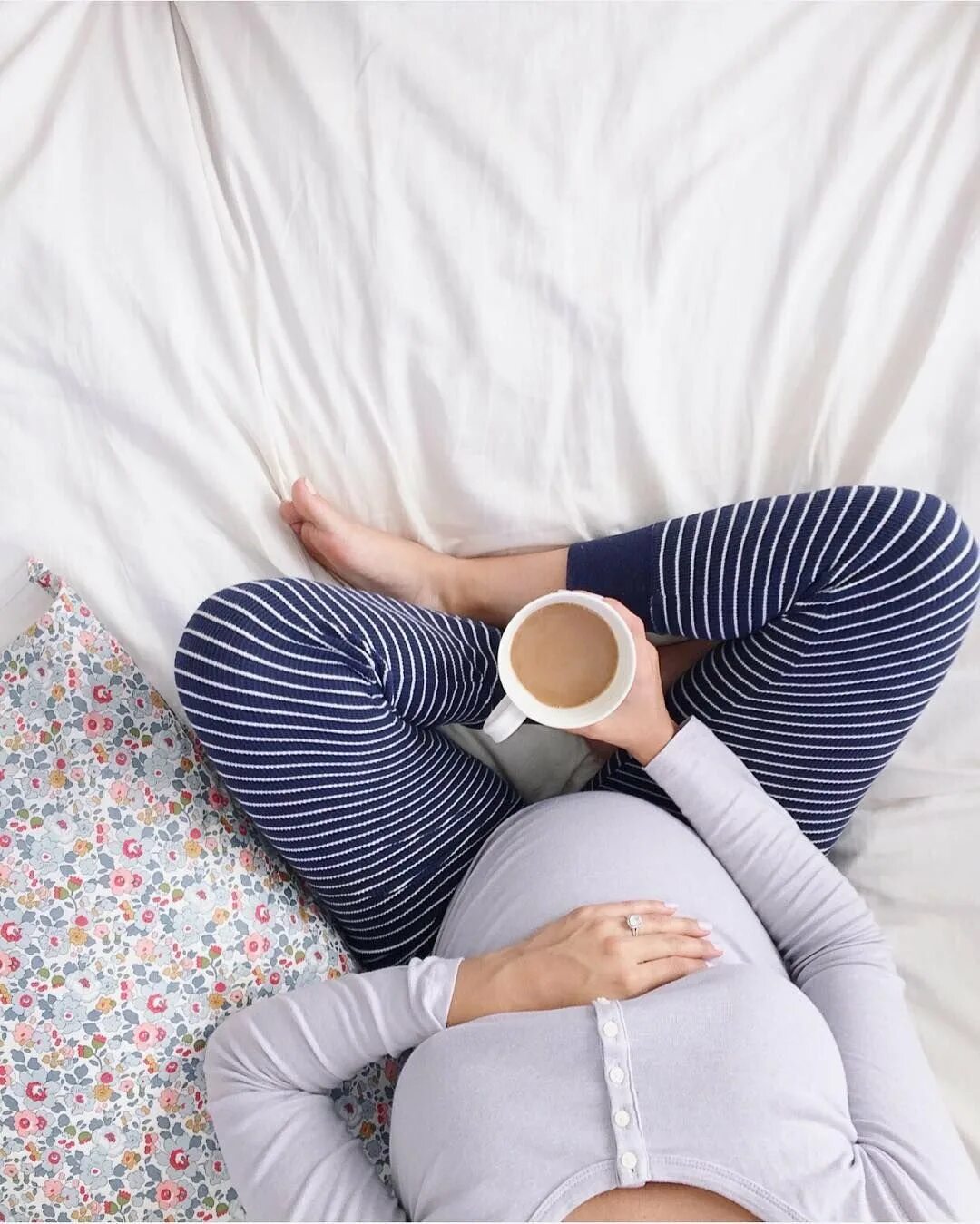 Доброе утро для беременных. Мама отдыхает. Утро беременной девушки. Утро беременной фотосессия. Фотосессия беременных с чашечкой чая.