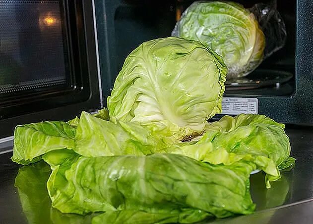 снять листья с капусты в микроволновке. листья капусты для голубцов. капустные листья для голубцов. подготовка капусты для голубцов в микроволновке. листья капусты для голубцов.