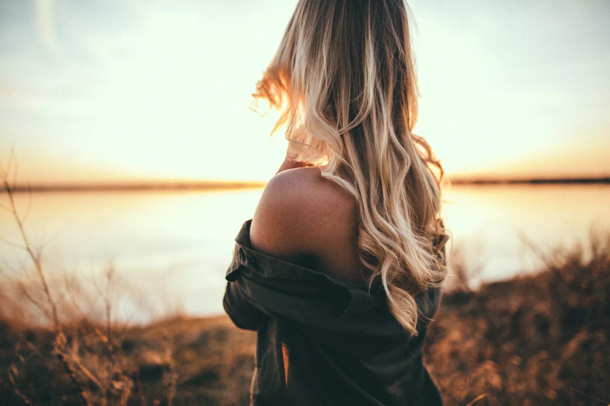 Фото женщины без лица. Красивая женщина со спины. Девочка спиной. Аватарки для девушек. Девушка с русыми волосами со спины.