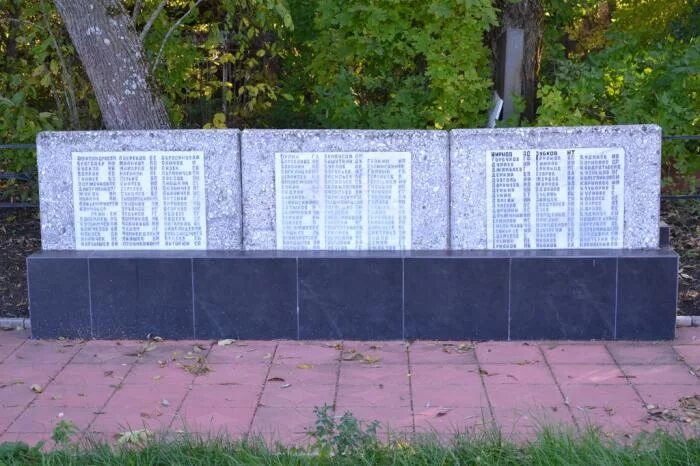 Мемориалы и памятники в поселке невская дубровка ленобласть. Кладбище дубровка. Поселок невская дубровка. Старое кладбище солнечногорск. Кладбище дубровка.