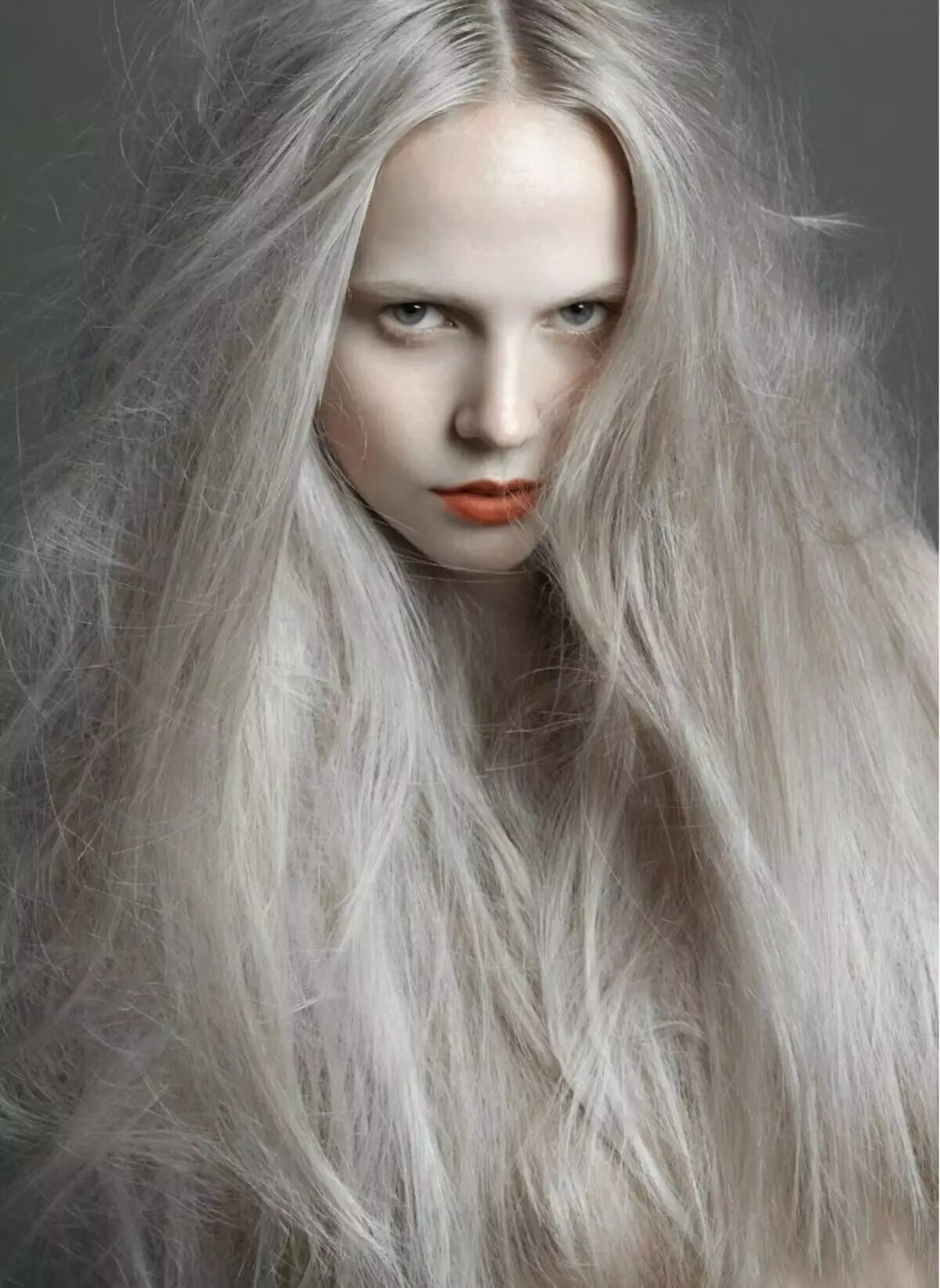 Белые волосы. Пепельные волосы у девушек. Серебристые волосы. Скандинавский блонд. Холодные белые волосы