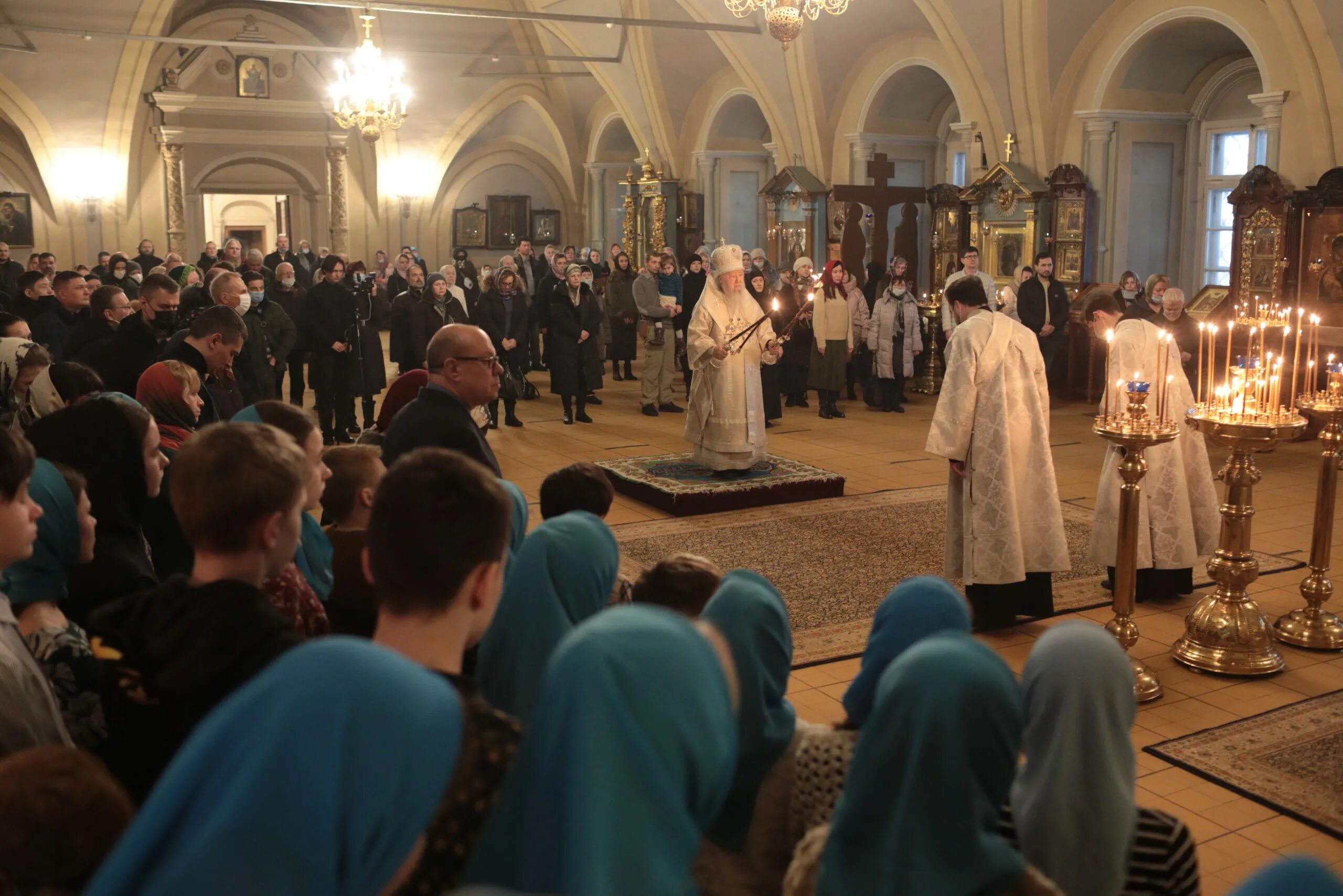 Прощенное воскресенье можно ли ходить в церковь. Прощеное воскресенье в монастыре. чин прощения в церкви. прощеное воскресенье в храме фото. прощеное воскресенье село кладбище.
