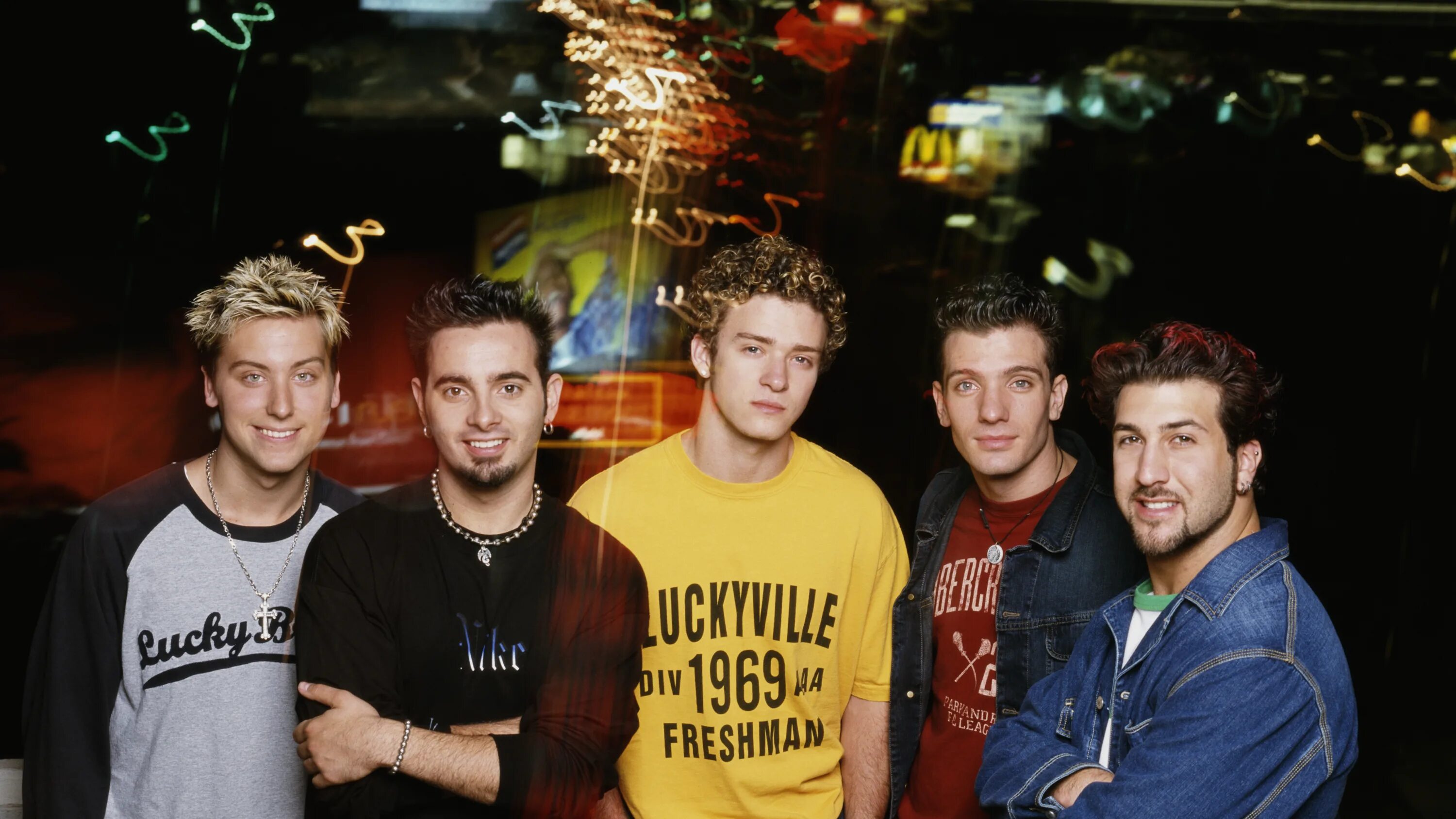 Justin timberlake no angels. NSYNC группа 2000. Джастин Тимберлейк NSYNC. Бэкстрит бойс Тимберлейк. Лэнс басс NSYNC.