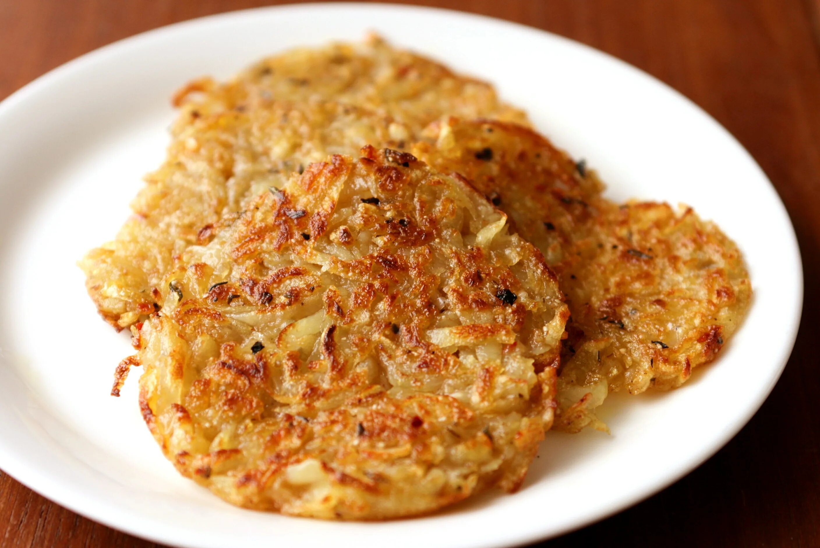 Решти из картофеля по швейцарски. Rösti (рёшти). швейцарские картофельные рёшти. рёшти швейцария. швейцарский драник- рёшти.