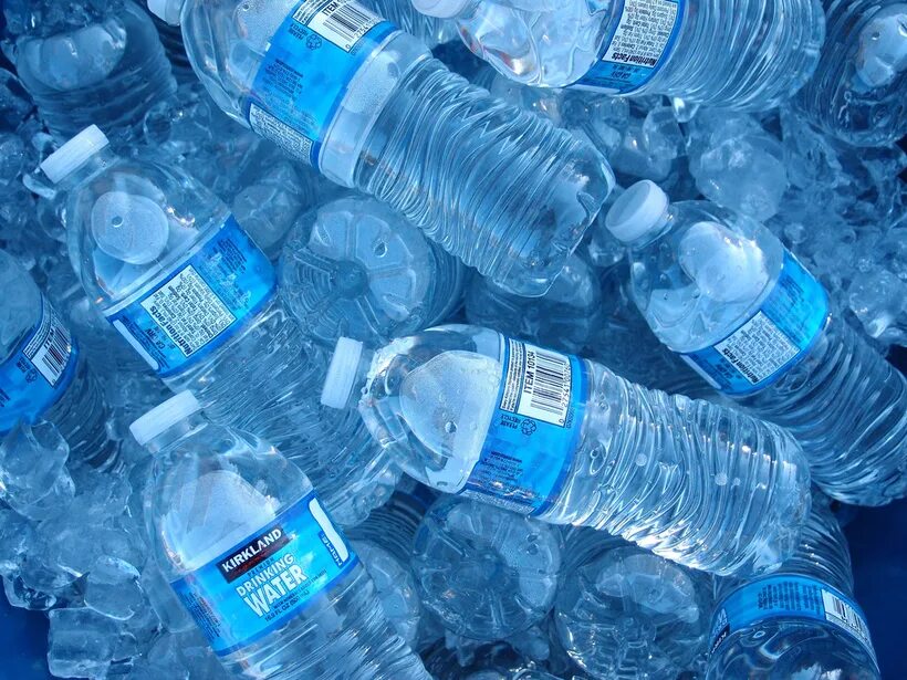 В бутылке закрытой крышкой находится вода. Маркировка питьевой воды 2021. Пластиковая бутылка. Бутылка для воды. Красивые пластиковые бутылки.