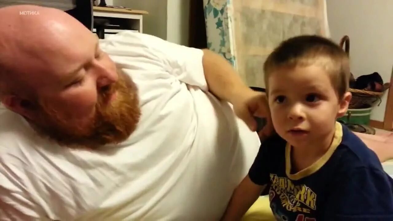 Ушки папа. Папа с ушами. отец отодрал сына. отец отрывает уши сына.