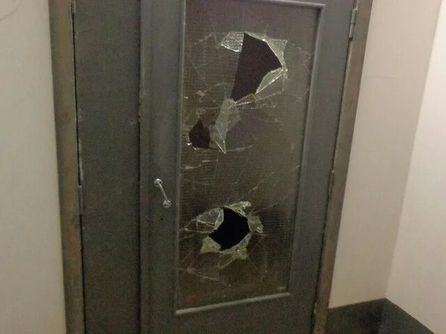 Разбитая дверь. Выбитая дверь в подъезде. Разбитого стекла подъездной двери. Сломанная дверь подъезда.
