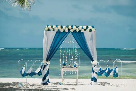 Крючки с синими шарами br WedDesign Свадьба в Доминикане.
