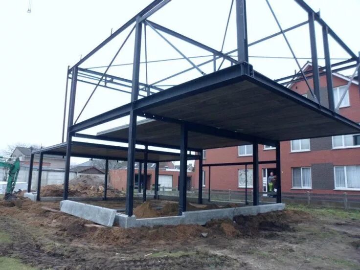 Дом на металлическом каркасе. Каркасные здания из металлоконструкций. Металлическая надстройка. Мансарда лстк. Здание из металлокаркаса.