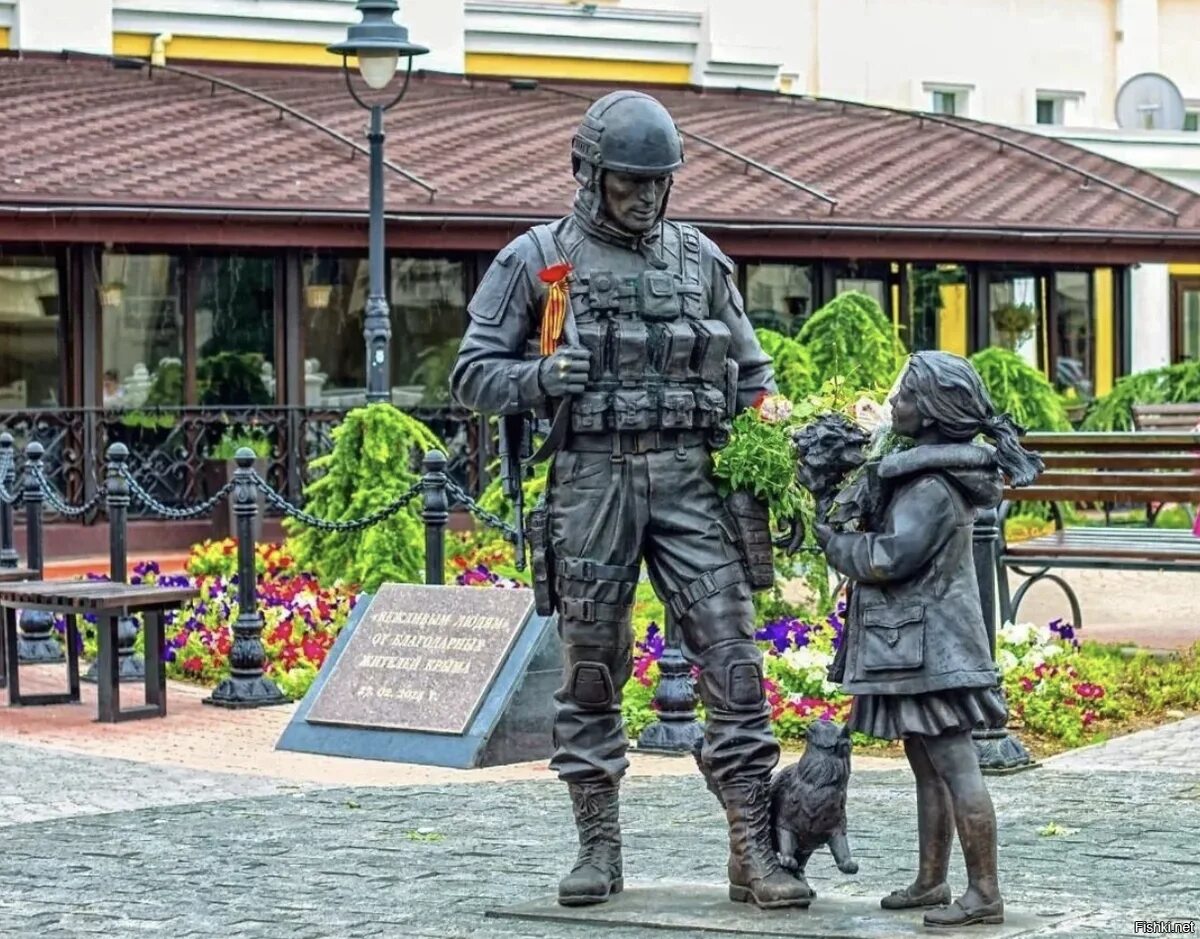 Памятник вежливым людям Симферополь. Памятник вежливым людям сим. Памятник в Крыму в Симферополе вежливым людям. Памятник зеленым человечкам в Симферополе. Вежливый герой