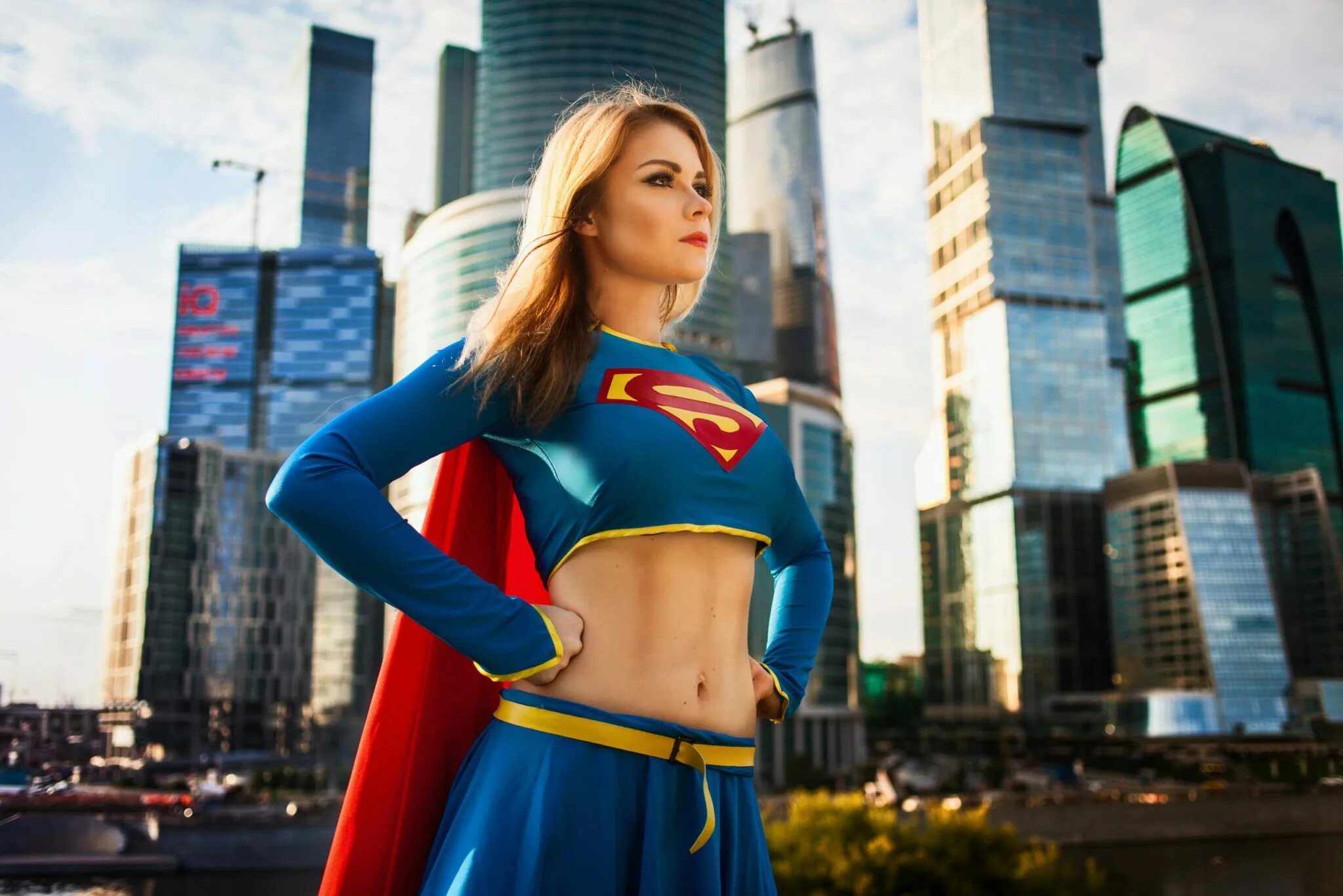 Супер картинки. Ирина Пирожникова Супергерл. Supergirl Cosplay Ирина Пирожникова. Ирина Мейер косплей Супергерл. Супергерл героиня косплей.