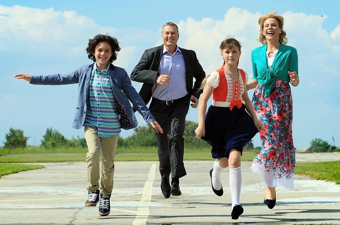 Три плюс два михалков. Два плюс два фильм с марией куликовой. Два плюс два сериал. Два плюс два режиссер. Два плюс два фильм.