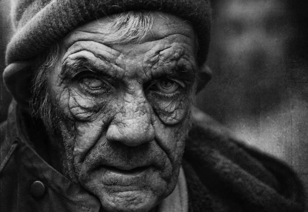 Взгляд старости. Lee Jeffries бездомные. Ли Джеффрис портреты бездомных. Морщинистый старик.