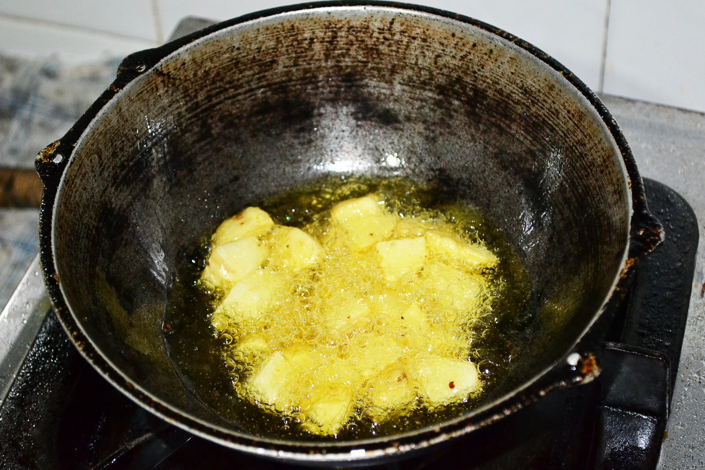 Сколько варить для жарки. Жареное масло. Масло на сковороде. Поджаренная картошка. Жареная картошка в масле.