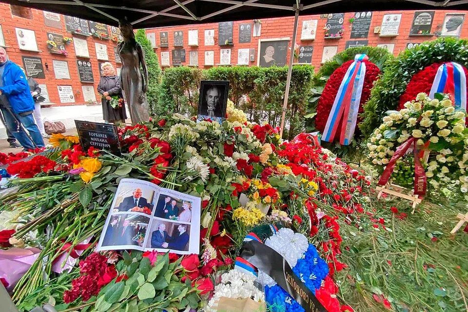 Новодевичье. Могила горбачева михаила. Похороны горбачева михаила могила на новодевичьем кладбище. Новодевичье кладбище могила горбачевой. Новодевичье кладбище горбачева.