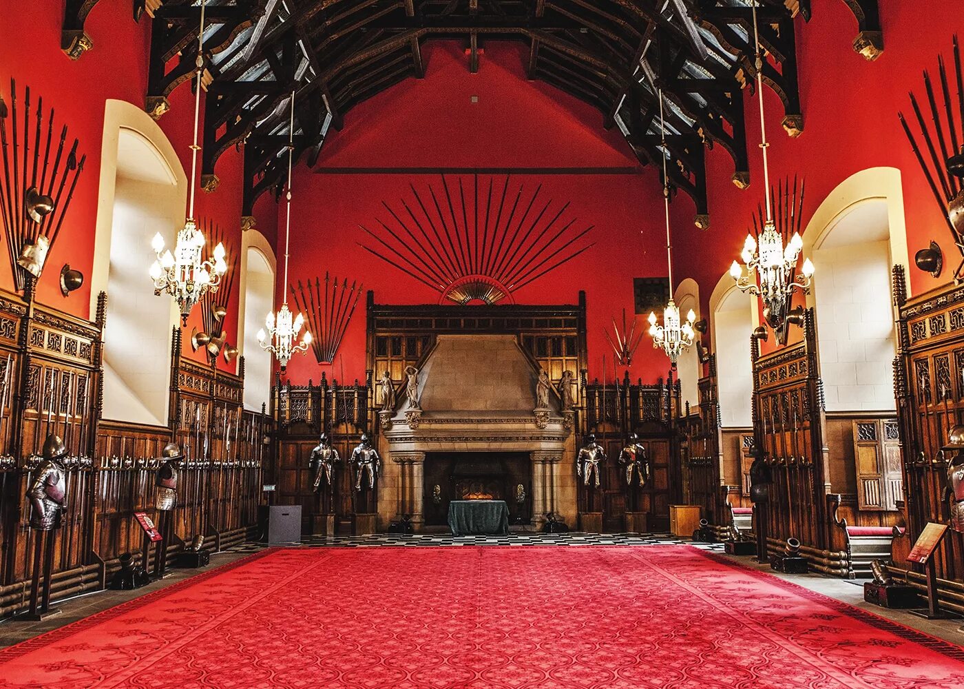 Эдинбургский замок Шотландия внутри. Эдинбургский замок изнутри. Холирудский дворец Эдинбург внутри Тронный зал. Эдинбургский замок Тронный зал.