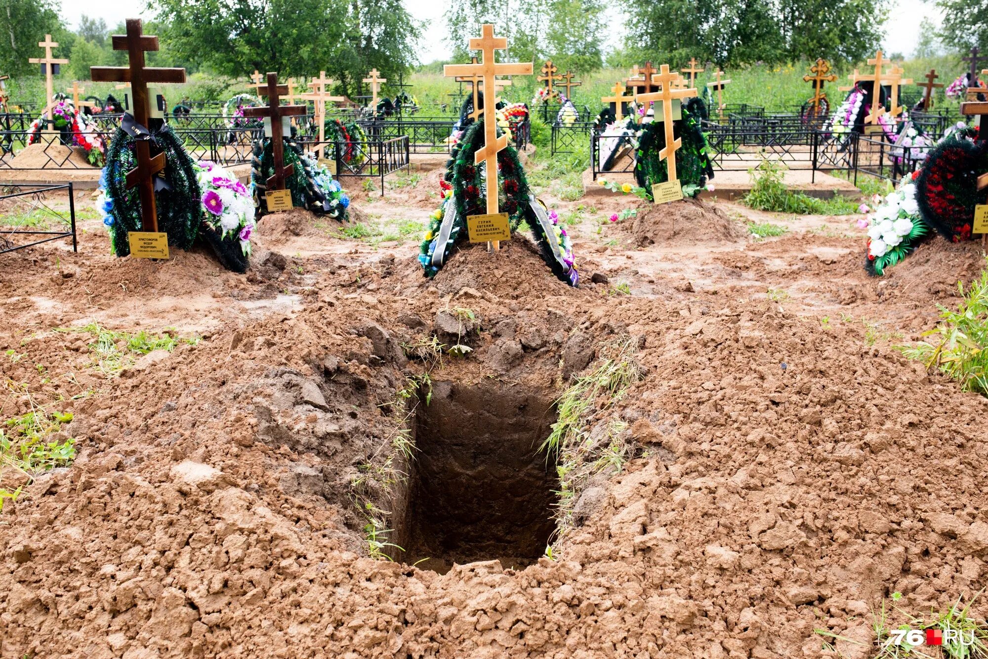 Похороненных б. Осташинское кладбище Ярославль новый сектор. Погребение гроба могилу.