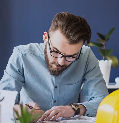 Инженер-конструктор на производстве. Руководитель инженерного отдела. Руководитель инженерного отдела. Руководитель инженерного отдела. Человек на складе.