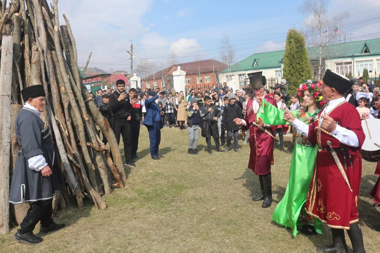 Село хоредж. Праздник весны "эбельцан" в дагестане. Село хив дагестан. Эбелцан хив. Хив школа.