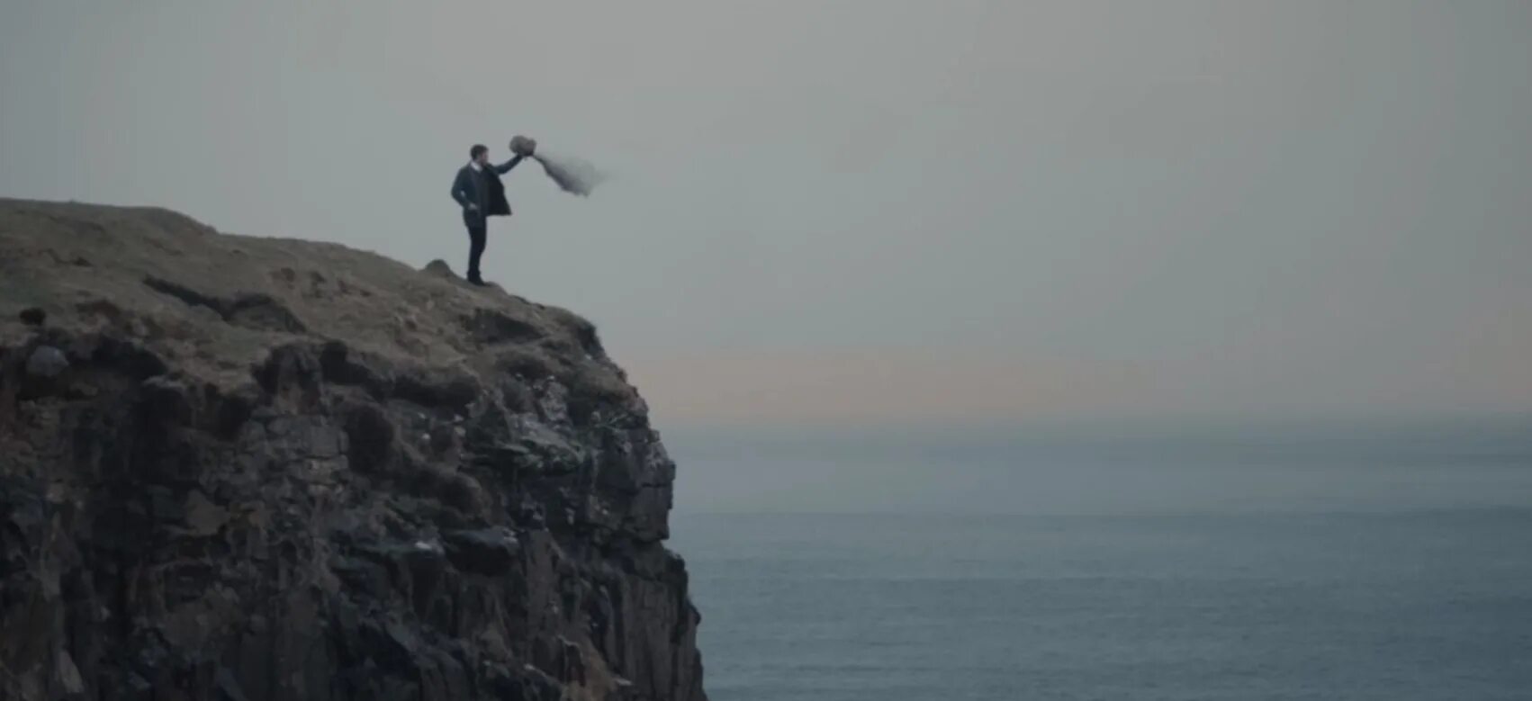 нил армстронг похороны. пепел развеваемый по ветру. погребение в море. прах над морем. морские похороны.