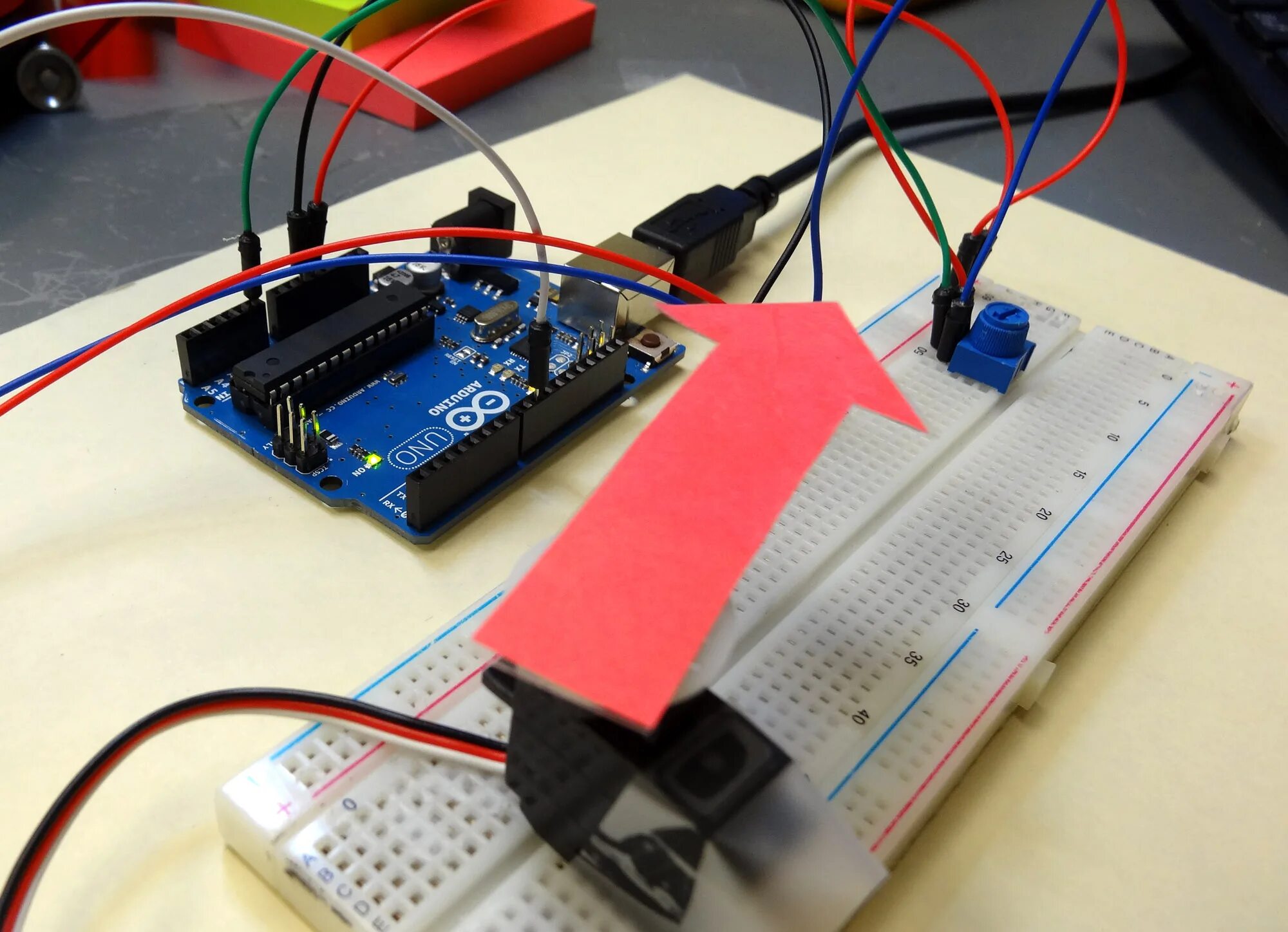 Attachinterrupt arduino. Arduino серво. Сервомашинка ардуино. Servo ардуино. Сервопривод ардуино.