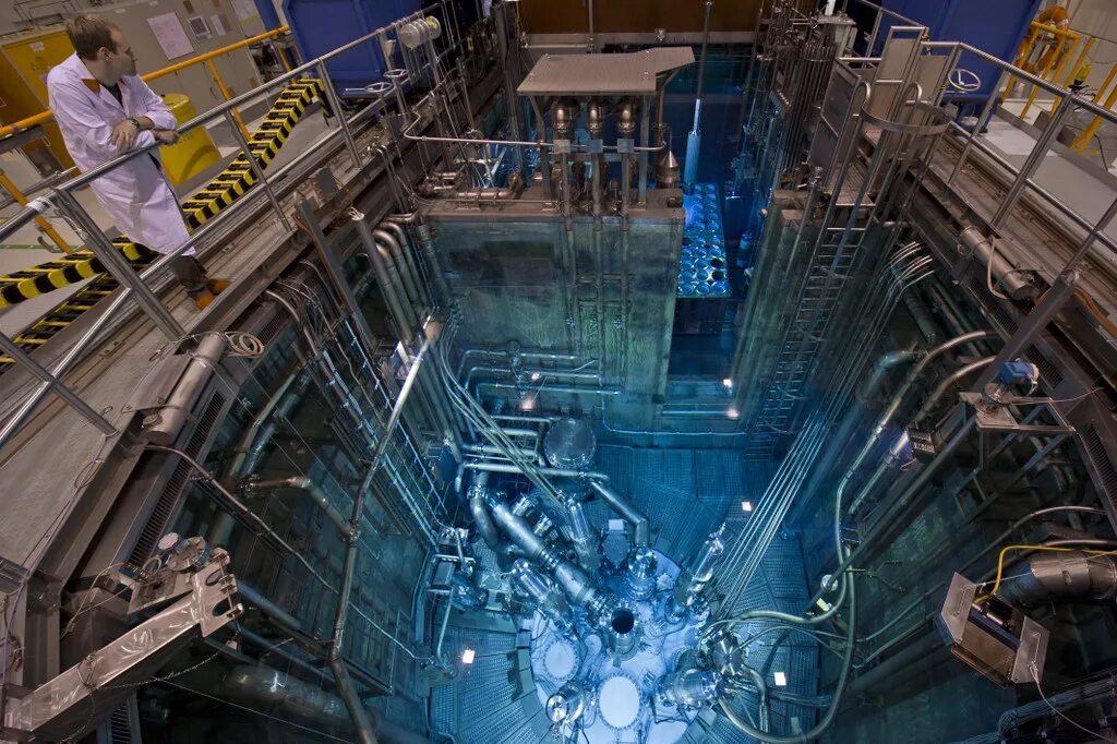 Запуск ядерного реактора. Тяжеловодный реактор АЭС. Свечение Черенкова РБМК-1000. Свечение Вавилова Черенкова РБМК. Ядерные реакторы s6w.