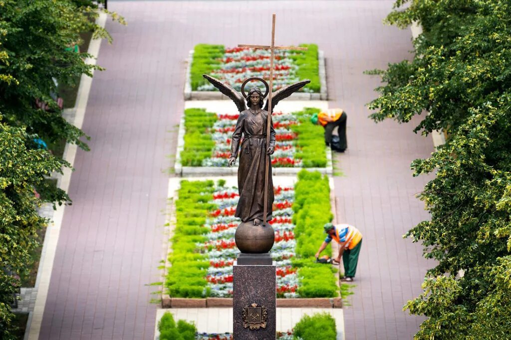 Погулять кемерово. Памятник ангел хранитель в Кемерово. Памятник ангела в Кемерово. Достопримечания Кемерово. Скульптура "ангелы" Кемерово.