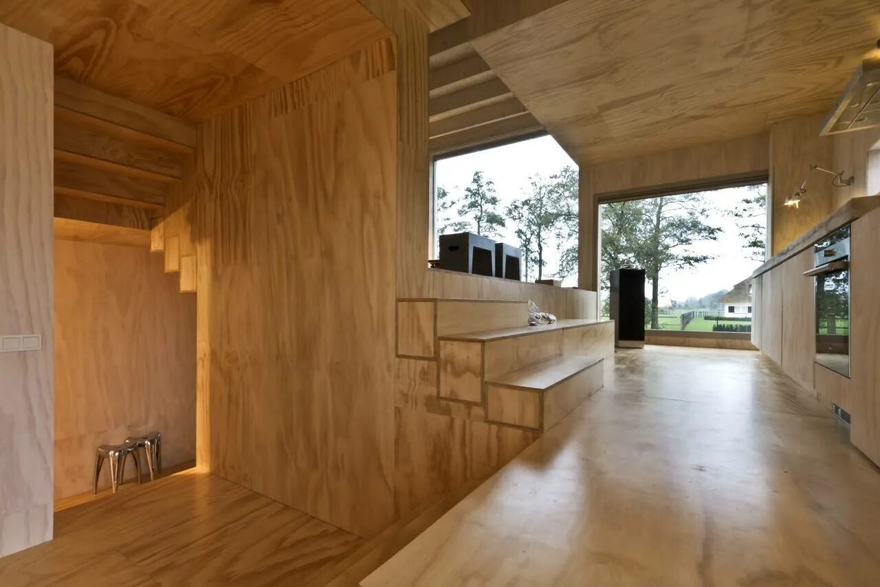 Фасадная фанера. Детские домики из дерева. Шпонированные панели wallhof wood "тик". Обшивка каркаса фанерой. Фанера в современном интерьере.