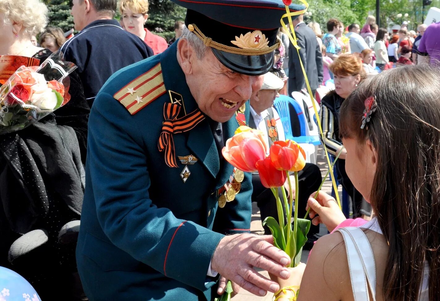 Цветы ветеранам. Ветеранам дарят цветы. Дети вручают цветы ветеранам. Ветераны с цветами.