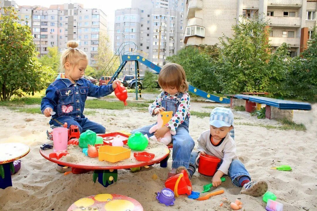 Гулять ли на детской площадке. Дети на детской площадке. Дети во дворе. Дети играющие во дворе. Малыши в детском саду.