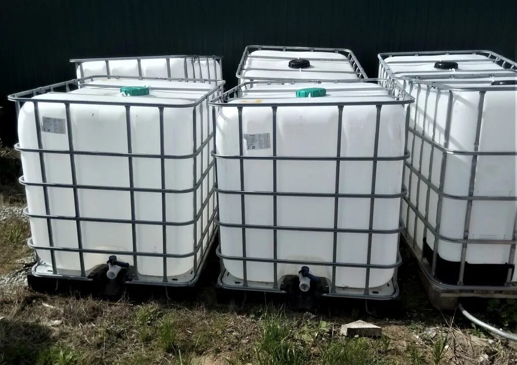 Еврокуб ibc 1000. Еврокуб 1500л. Еврокуб этиленгликоля. Еврокуб v-1000 л на металлическом поддоне. Бочки кубы.