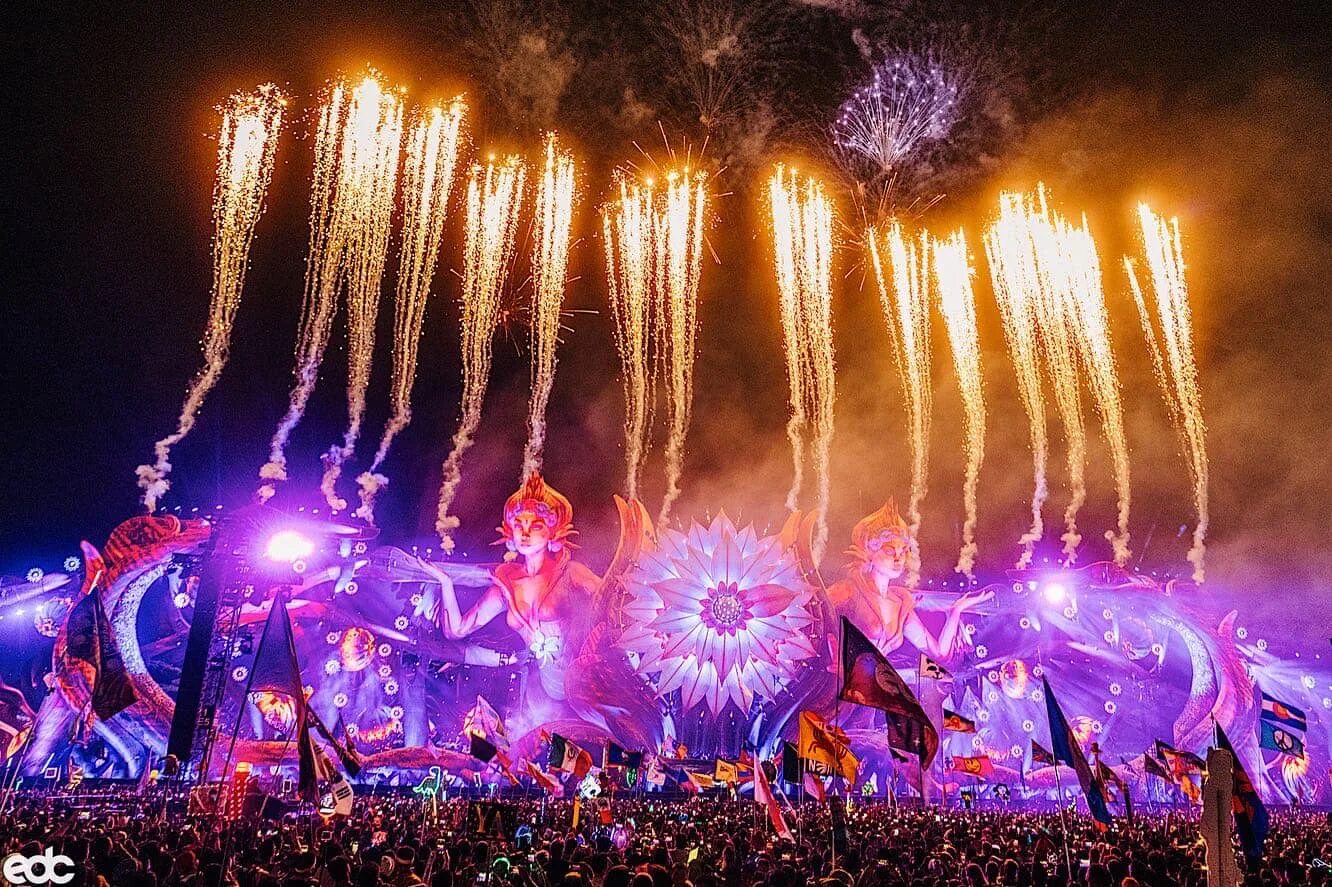 Electric daisy carnival фестиваль. Edc vegas. Фестиваль электронной музыки (electric daisy carnival). Las vegas festival grounds. Hotel edc лас вегас 18.