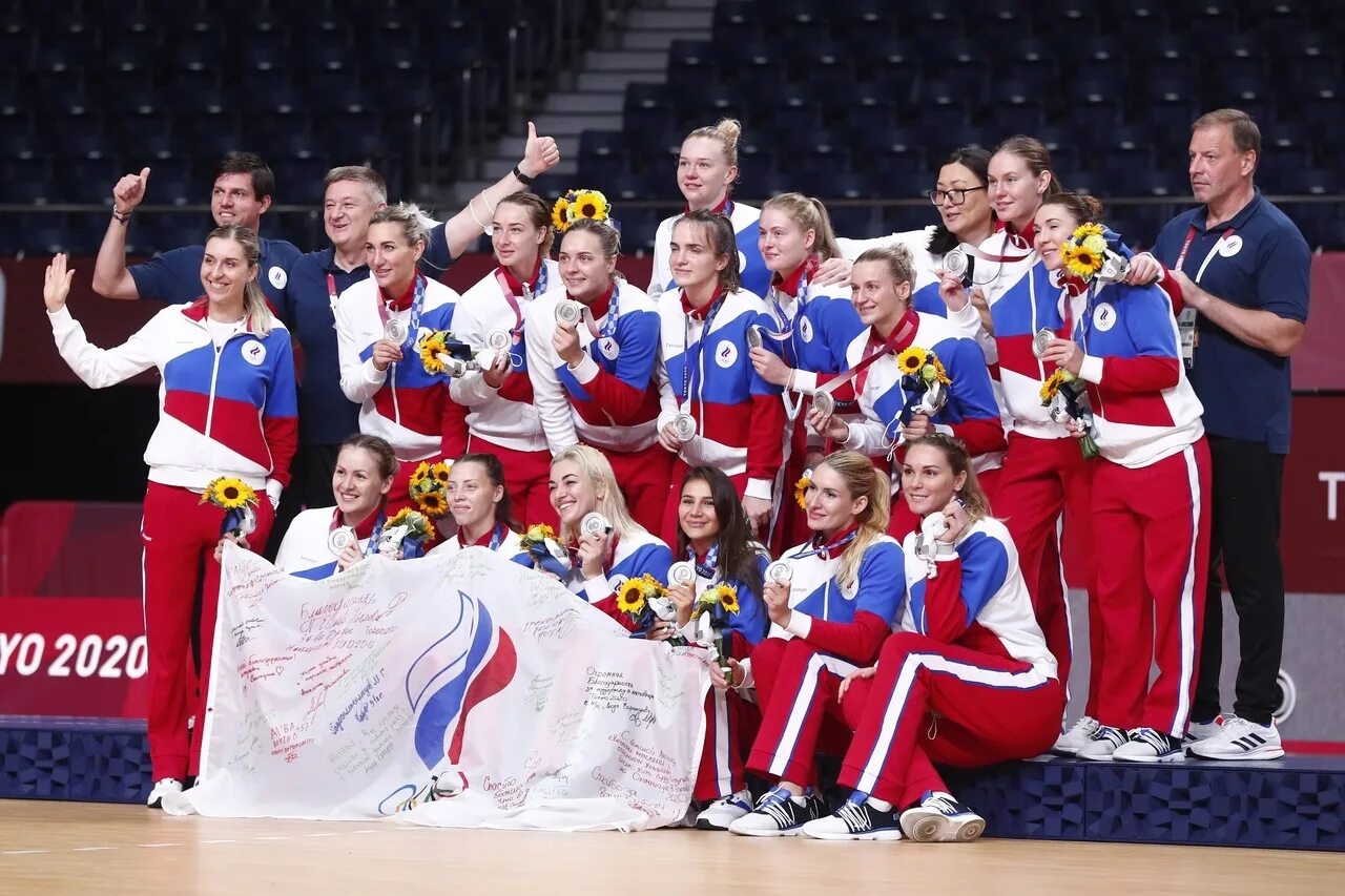 Виктория листунова олимпийская чемпионка токио 2020. Команда россии по хоккею олимпиада 2022. Женская сборная россии по гандболу на олимпиаде в токио. Женская сборная россии по гандболу гандболистки россии. Олимпийские игры 2022 фигурное катание.
