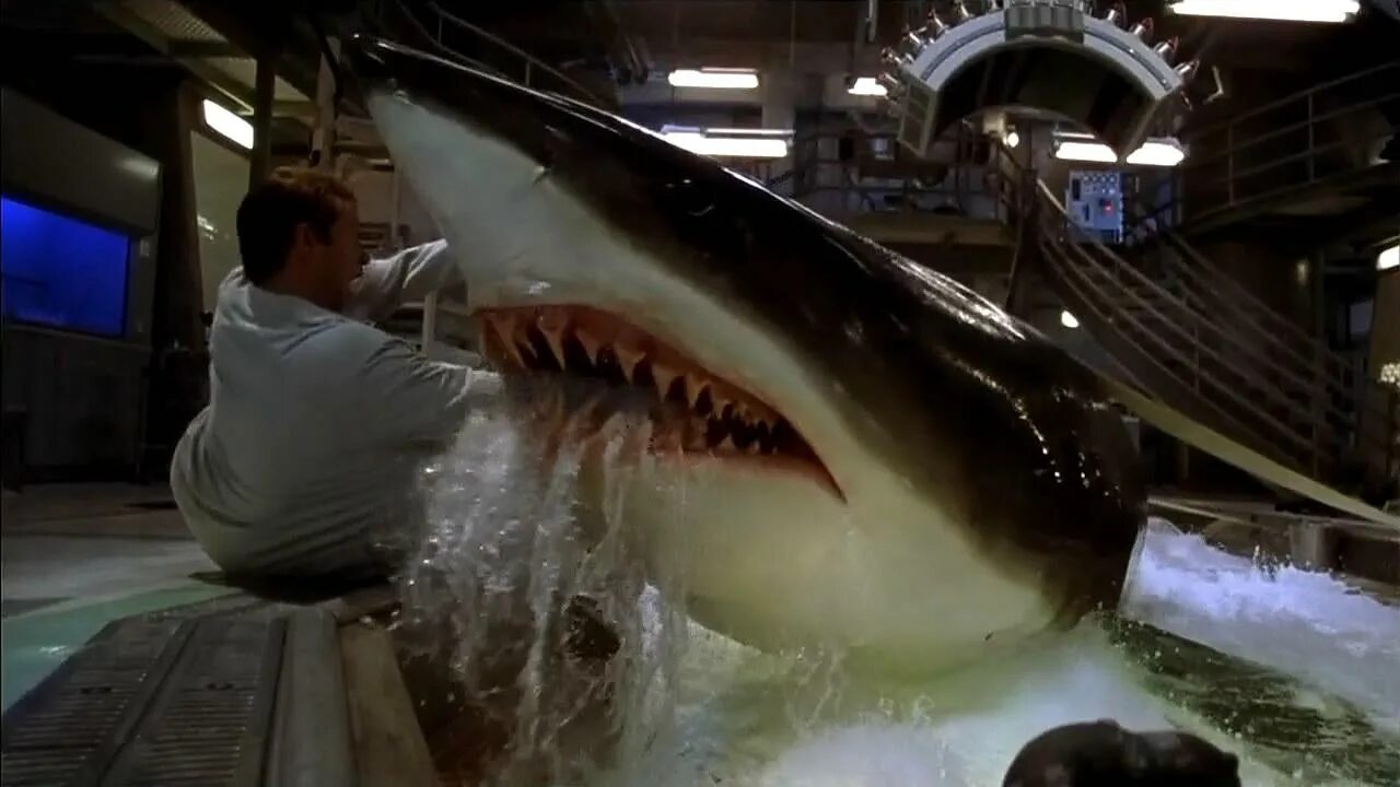 Рейтинг ужасов про акул. Глубокое синее море 1999.