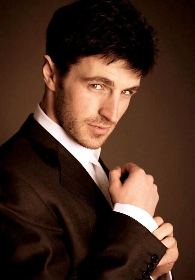 Оуэн маккен 2021. Оуэн маккен. Оуэн маккен. Оуэн мэкен актёр. Оуэн мэкен мерлин.