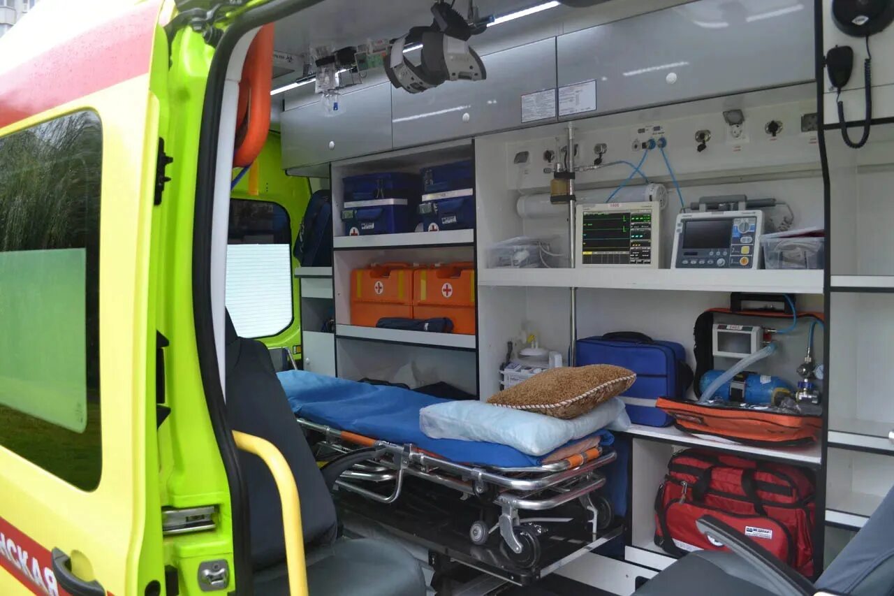 Машина скорой помощи. Санитарный автомобиль. Ambulance машина скорой помощи. Платная скорая перевозка лежачих больных