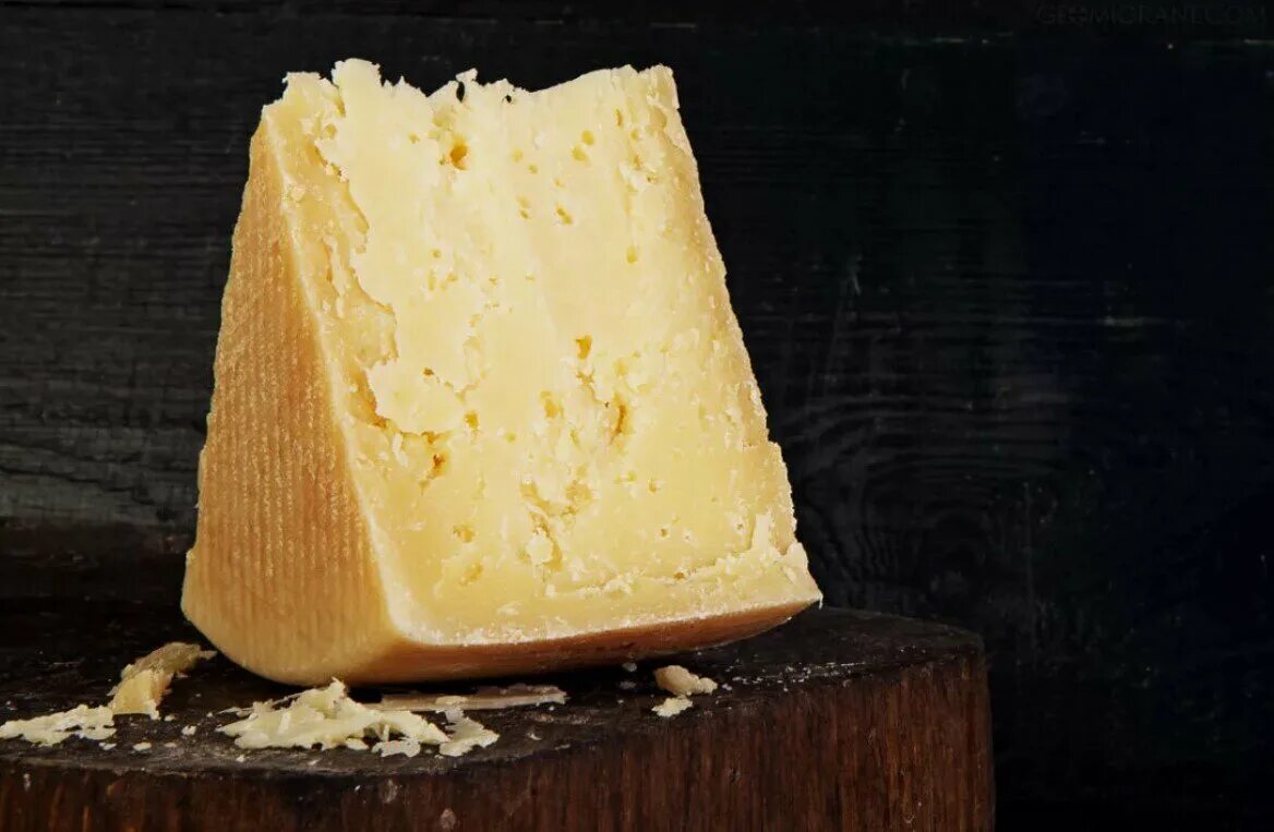 Сыр Стародуб Parmesan Cheese. Тургау сыр. Кусок сыра пармезан. Твердые сыры пармезан.