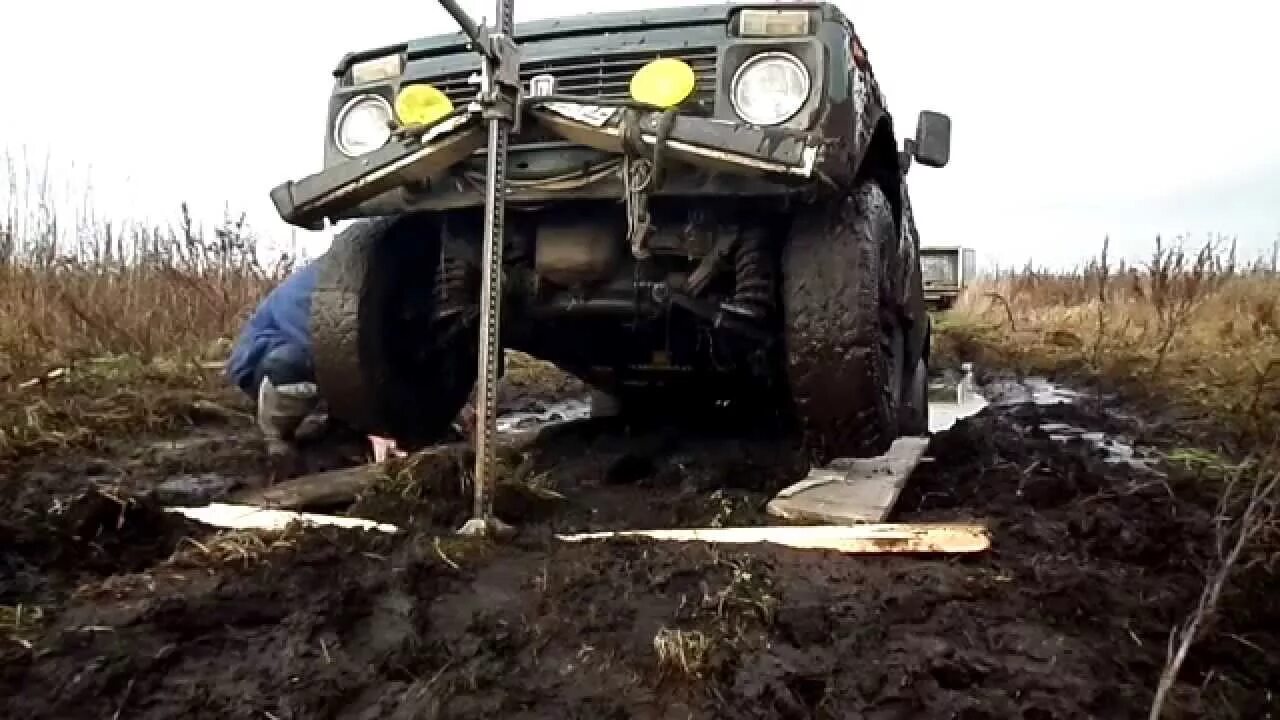 Видео как достают машины