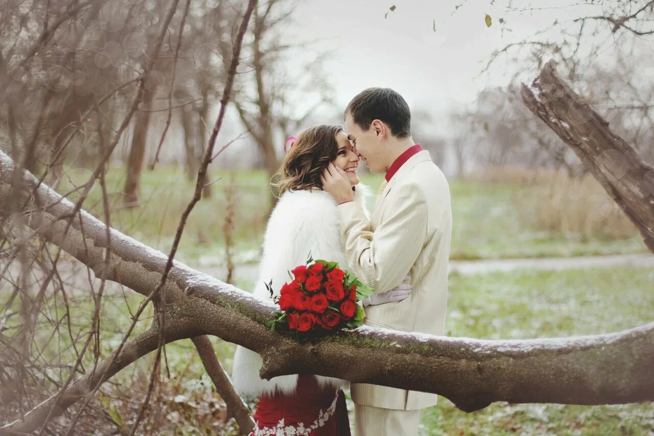 свадьба в ноябре. мы с кумой у ресторана. жениться позже. жениться позже. свадебная фотосессия в ноябре идеи.