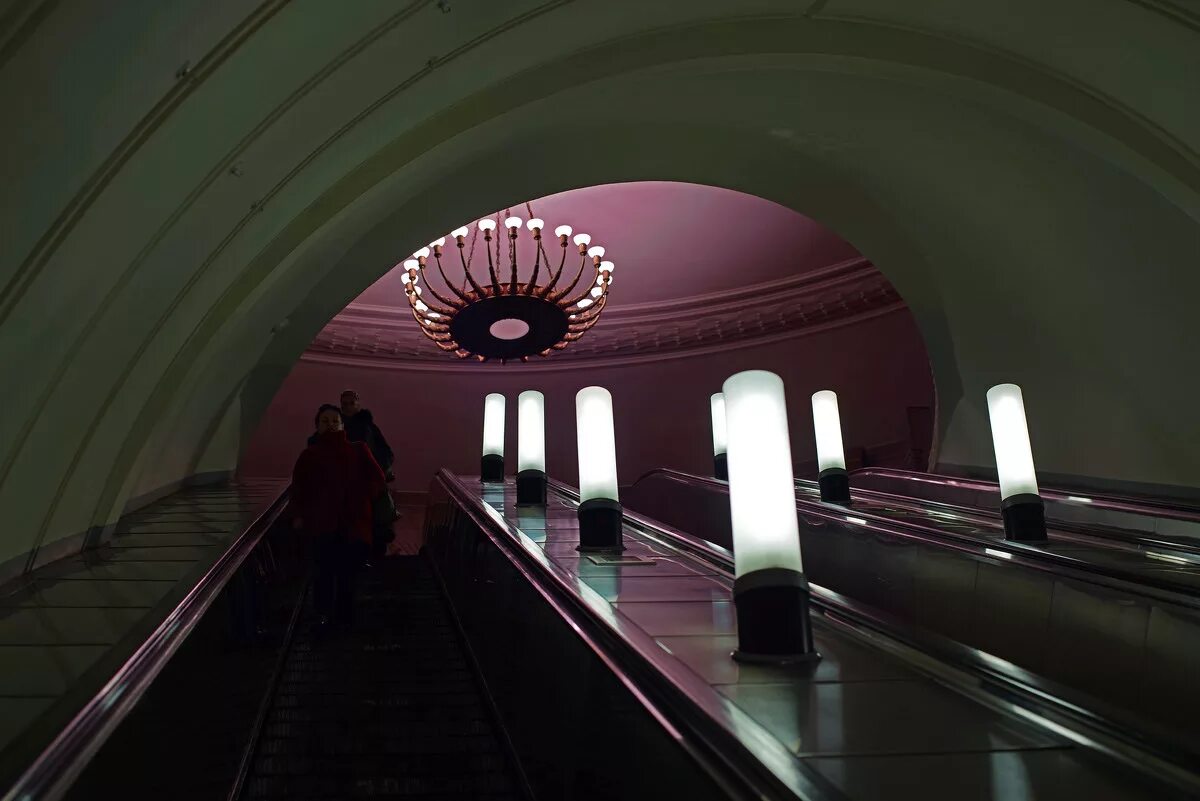 площадь революции станция метро москва. театральная площадь революции эскалатор. станция театральная переход. переход станции метро театральная к станции охотный ряд. охотный ряд метро москва эскалаторы.