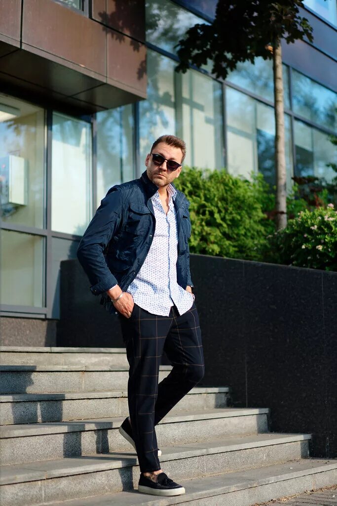 Стилист одежды. Реклама кельвин кляйн мужская. Стильная одежда для мужчин. Дэвид ганди в пальто. Стильный образ для мужчины.