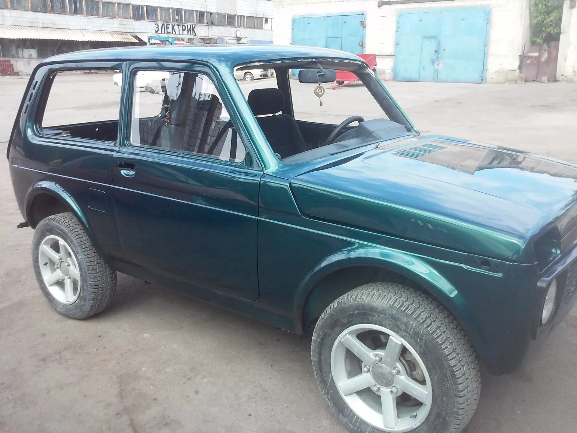 Зелёный металлик 2121 нива. Нива цвет балтика 420. Лада нива 2121 4х4. Нива 2121 сине зеленая. Сине зеленый цвет нива.
