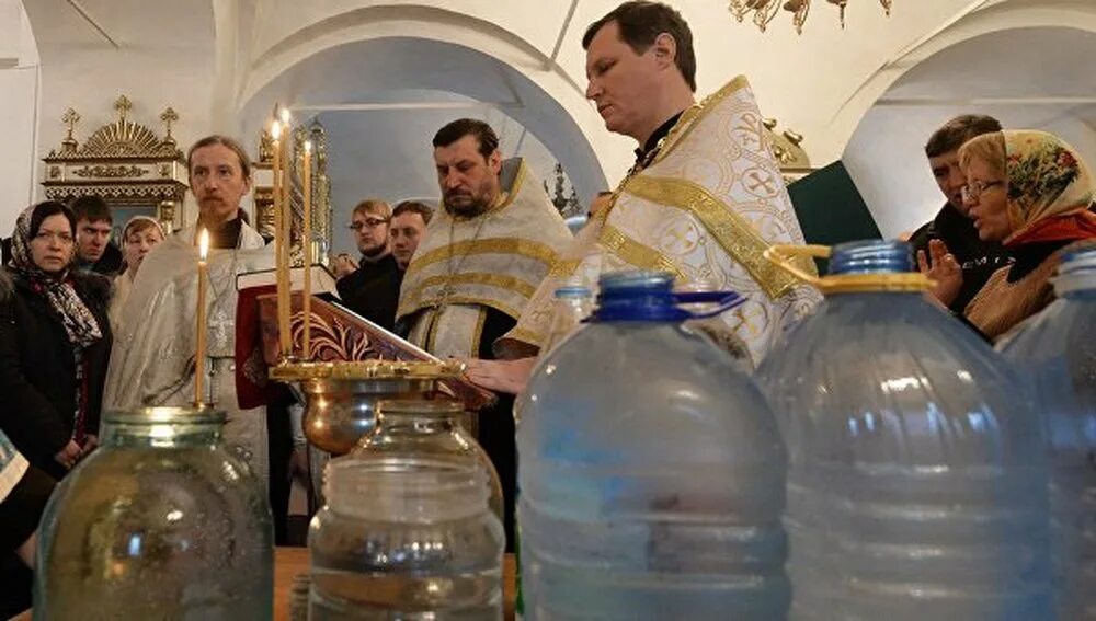 Святая вода. Освящение воды в храме. О крещенской воде. Освящение воды на крещение.