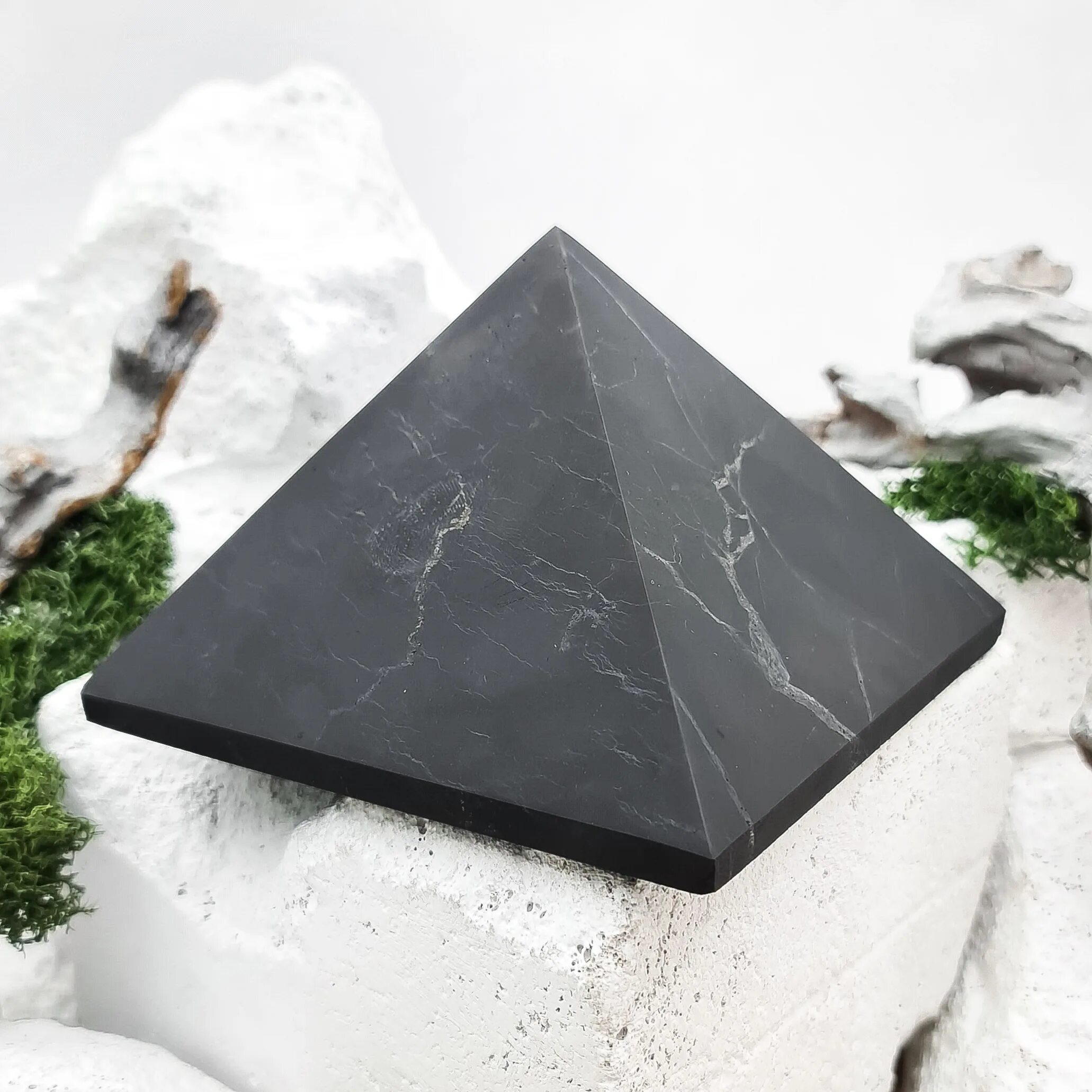 Пирамида из шунгита. Пирамидка из камней. Пирамида шунгит, 5 см. Пирамида из шунгита 5 см. Пирамидка из шунгита.